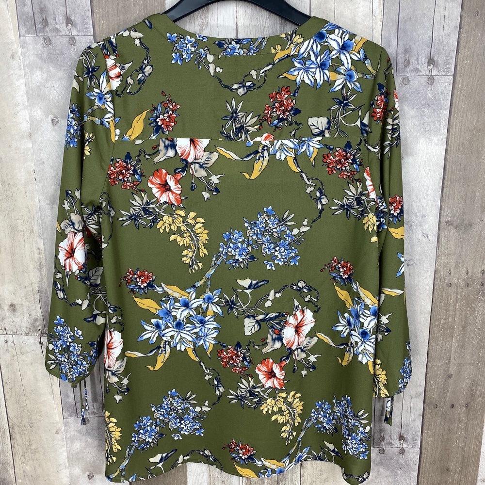Everleigh Women's Split Collar 3/4 Sleeve Blouse - Picture 6 of 9